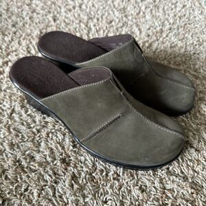 Clarks Delight Nubuck Leather Olive‎ Green Wedge Mules Women Size 7M Y2K 71104